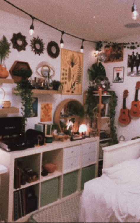 Vintage Plant Room Aesthetic, Plant Crystal Room Aesthetic, Retro Boho Room Ideas, Crystal Inspired Bedroom, Crystal Plant Room, Vintage Aesthetic Room Decor Ideas Retro, Crystal Apartment Decor, Plant And Crystal Room Aesthetic, Crystal And Plant Room