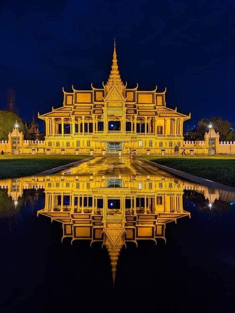 Royal Palace Cambodia, Cambodia Landscape, Cambodia Aesthetic, Cambodia Architecture, View Photoshoot, Cambodia Culture, Khmer Fashion, Cambodia Beaches, Khmer New Year