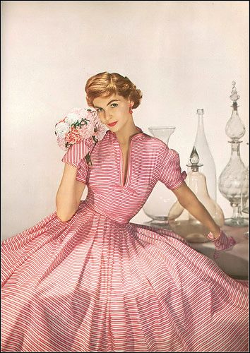 Georgia Hamilton in dress of white and pink striped silk by Mollie Parnis, photo by Louise Dahl-Wolfe, Harper's Bazaar, April 1952 Vintage Outfits 50s, Fifties Style, Bombshell Dress, Vintage Outfits 90s, Patron Vintage, Vestidos Retro, Fifties Fashion, Rockabilly Style, Fashion 1950s