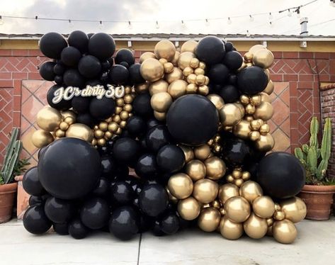 Mirror With Balloon Garland, Black And Gold Balloon Wall, Black And Gold Balloon Backdrop, Birthday Balloon Wall, Black Balloon Wall, How To Make A Balloon Wall, Balloon Wall Backdrop, Diy Graduation Decorations, Graduation Party Backdrops