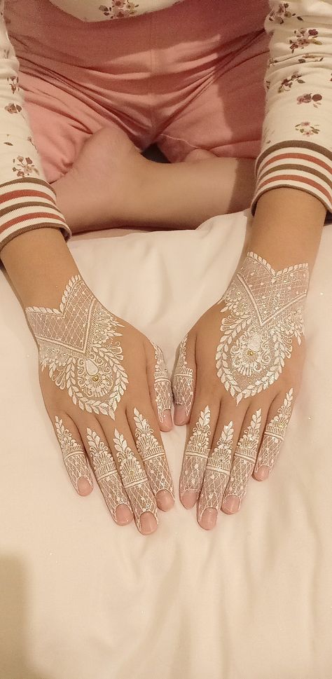 Henna White Wedding, Henna Wedding Putih, Henna Pengantin, White Hijab, Mehndi Flower, Henna Nails, Henna Wedding, Tato Henna, Henna Ideas