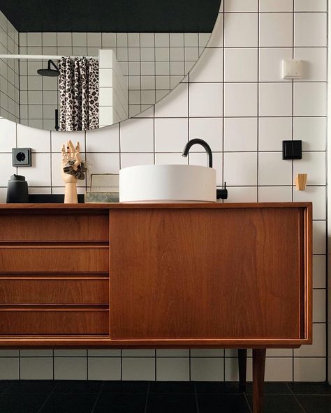 Danish Bathroom, Scandinavian Interior Bathroom, New Bathroom Ideas, Mid Century Modern Bathroom, Photography Competition, Eclectic Interior Design, Furniture Vintage, Vintage Bathrooms, Bad Design