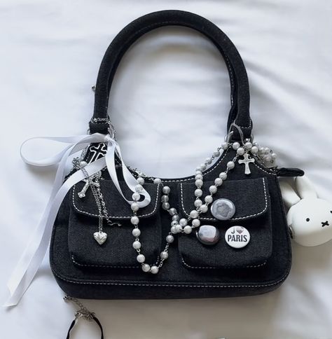 Black Bag With Charms, Decorated Bags Ideas, Decorated Purse Aesthetic, Cute Handbags Aesthetic, Birkinifying Bag, Black Bags Aesthetic, Cool Handbag, Y2k Bag Outfit, Cute Purses Aesthetic