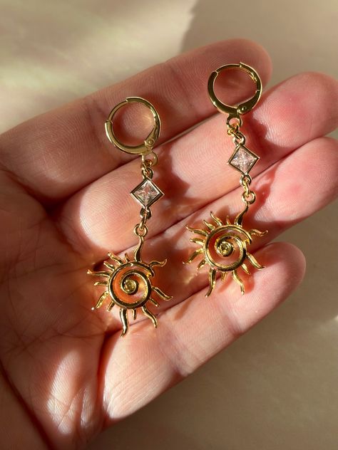 Sun And Moon Earrings Aesthetic, Golden Hour Jewelry, Gold Alternative Jewelry, Asthetic Earings, Gold Celestial Jewelry, Sun Piercing, Sun Accessories, Spiral Sun, Sun Jewelry