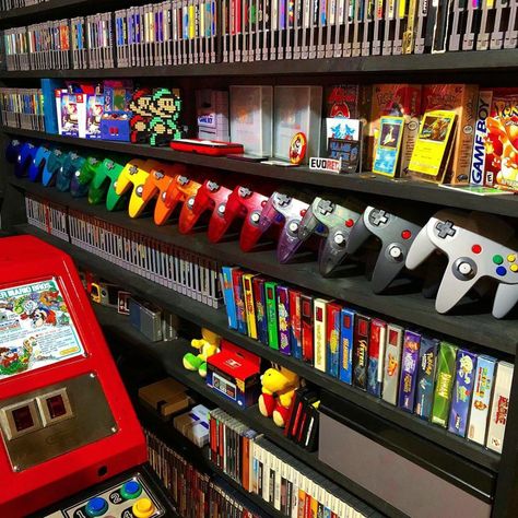 Video Game Display Ideas, Retro Gaming Setup, Game Console Organization, Retro Gaming Room, Nintendo Room, Video Game Storage, Games Room Inspiration, Geek Room, Retro Games Room