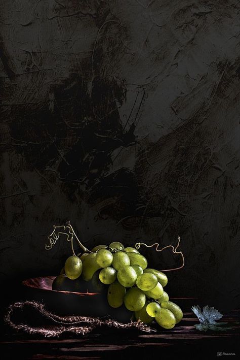 White Grapes, Still Life Pictures, Dark Food Photography, Fruits Photos, Dessert Photography, Life Paint, Food Photography Inspiration, Fruit Photography, Summer Painting