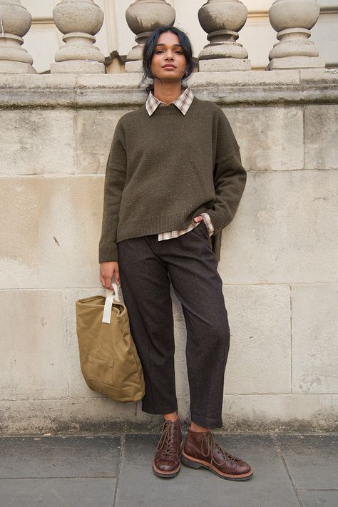 Wool Trousers Outfit, Khaki Trousers Outfit, Silk Trousers Outfit, Trousers Outfit Casual, Trousers Outfit, Winter Trousers, Clothing Guide, Trouser Outfit, Khaki Trousers