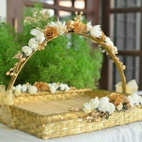 Mantrakodi basket Gold Basket Decor Ideas, Manthrakodi Basket, Diy Favor Boxes, Gold Basket, Creative Wedding Gifts, Baptism Ideas, Marriage Decoration, Wedding Gifts Packaging, Wedding Gift Wrapping