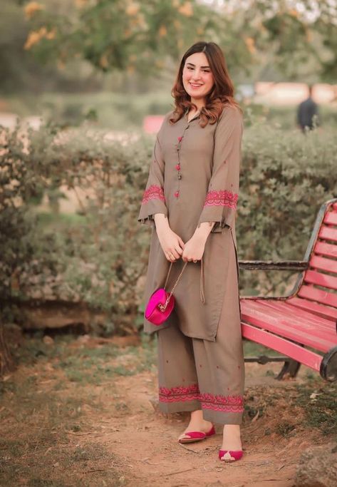 Book Girl Outfits, Kashmiri Suits, Cotton Suit Designs, Winter Suits, Trendy Shirt Designs, Kurti Embroidery Design, Dress Design Patterns, Suits Design