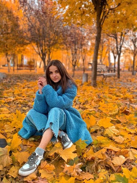 Autumn Photography Portrait, Aesthetics Photography, Fall Photo Shoot Outfits, Outdoor Portrait Photography, Cute Photo Poses, Fall Portraits, Fashion Photography Poses, Foto Poses, Winter Mode