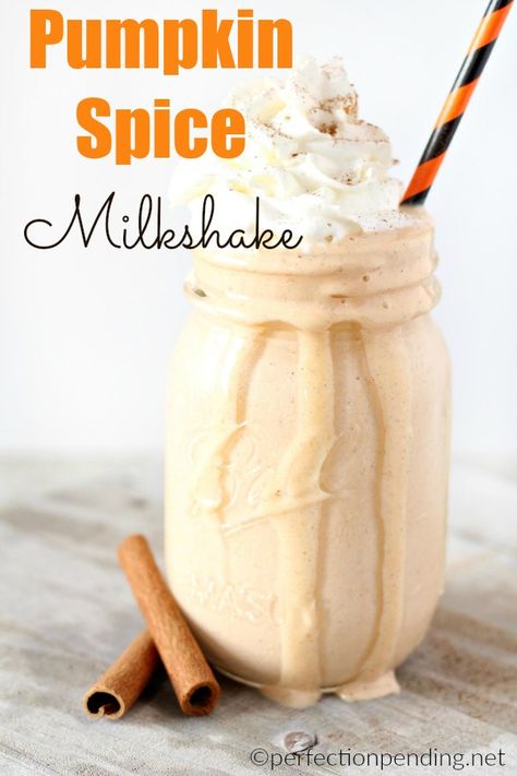 Essen, Pumpkin Spice Milkshake, Pumpkin Milkshake, Pumpkin Shake, Fall Desserts Pumpkin, Pumpkin Spice Drinks, Pumpkin Smoothie, Pumpkin Recipes Dessert, Fall Recipe