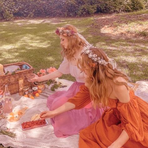 #cottagecore #dresses #ethereal #cottagecoreoutfits #picnic #picnicdecor #fairy #fairycore #gardenfairy #faerie #flowercrown #magical #wlw #berries #aesthetic #royalcore #cottagefairy #spring #springstyle Fairy Picnic Outfit, Ethereal Aesthetic Decor, Hobbit Photoshoot, Cottagecore Picnic Outfit, Fairy Party Aesthetic, Fantasy Picnic, Fairycore Picnic, Ethereal Picnic, Fairy Picnic Aesthetic