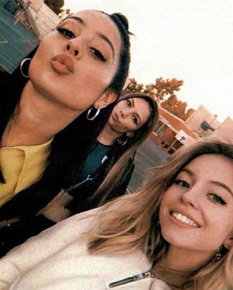 Euphoria Cast Sophia Rose Wilson, Alexa Demie And Sydney Sweeney, Alexa And Sydney, Euphoria Friends, Euphoria Bts, Bts Euphoria, Euphoria Vibes, Rose Wilson, Euphoria Cast