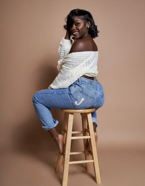 Stool Poses, Mode Poses, Plus Size Photography, Pose Gesture, 30th Birthday Photoshoot, Frontal Bob, Glamour Photo Shoot, Female Portrait Poses, Birthday Poses