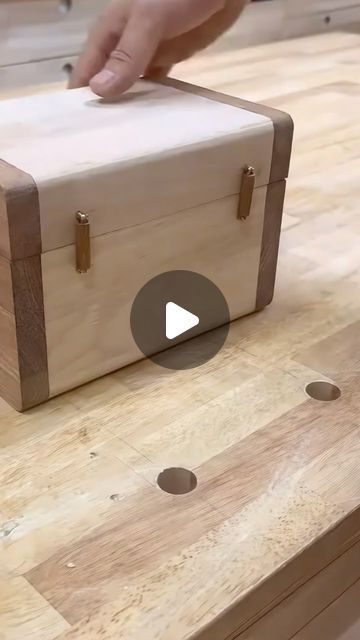 Wood Tool Box Ideas, Wood Box Diy, Walnut Wood Projects, Simple Wood Projects, Wooden Box Plans, Woodworking Ideas To Sell, Wood Box Design, Rustic Wood Projects, Wood Tool Box