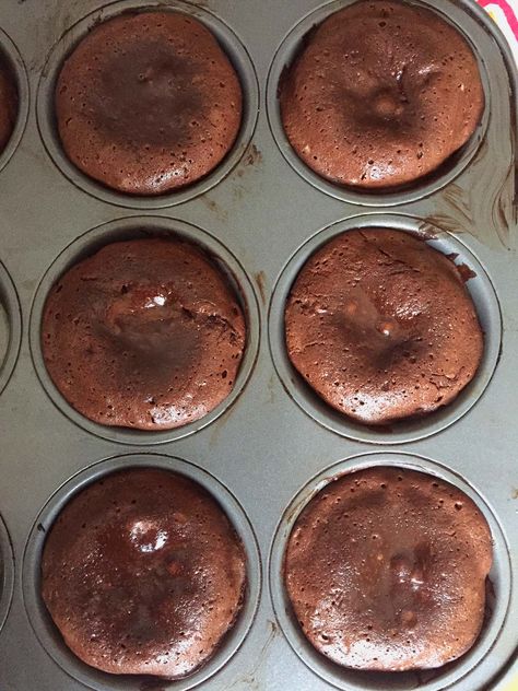 Chocolate Lava Cakes In A Muffin Tin Molde, Molten Lava Cakes Recipe, Chocolate Lava Cakes, Molten Lava Cake, Chocolate Lava Cake Recipe, Molten Chocolate Lava Cake, Resep Brownies, Cakes To Make, Lava Cake Recipes