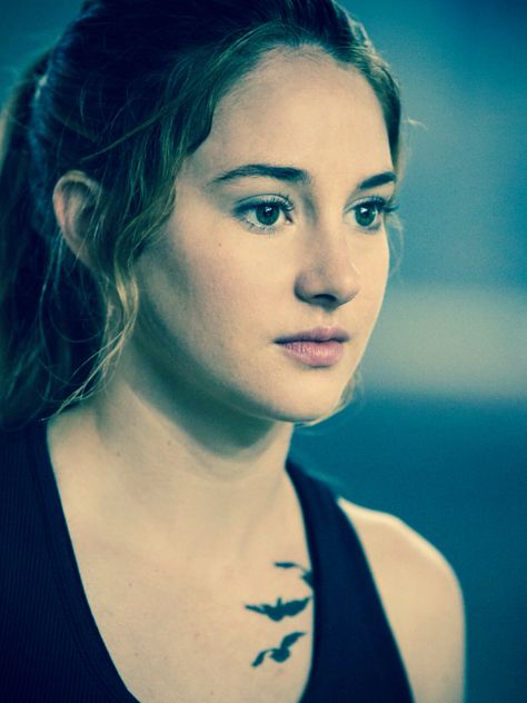 Cool bird tattoo from film "Divergent" Divergent Makeup, Tris Tattoo, Divergent Tattoo, Divergent 2014, Divergent Tris, Divergent Movie, Tris And Four, Tris Prior, Divergent Fandom