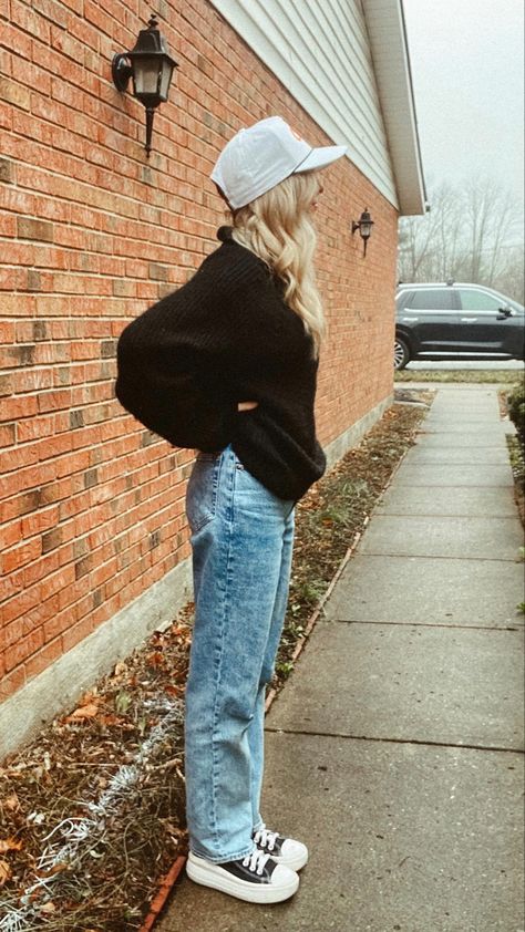 Trucker Hat Winter Outfit, Trucker Hat Fall Outfit, Trucker Hat Outfit Winter, Sweater And Hat Outfit, Hat Inspo Outfit, Ballcap Outfits, Chunky Converse Outfit, Trucker Hat Outfit Women, Chunky Converse