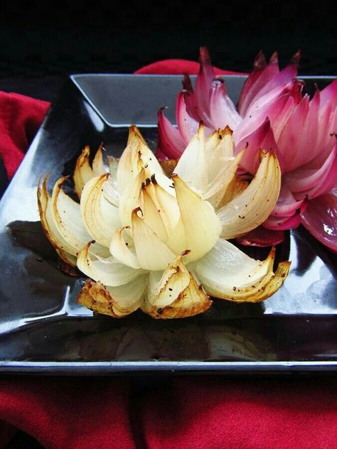 Onion Flowers, Onion Flower, Decorações Com Comidas, The Onion, God Mat, Snacks Für Party, Corn Dogs, Food Presentation, Food Plating