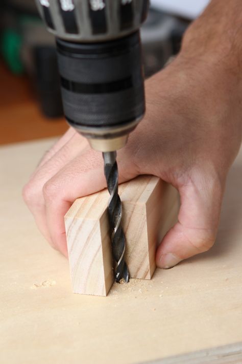 Bore ninety degrees with ease. How to drill perfectly straight holes with scrap wood Woodworking Ideas To Sell, Drill Jig, Woodworking Jig Plans, Jigsaw Projects, Woodworking Jigsaw, Woodworking Jig, Drill Guide, Learn Woodworking, Woodworking Hand Tools