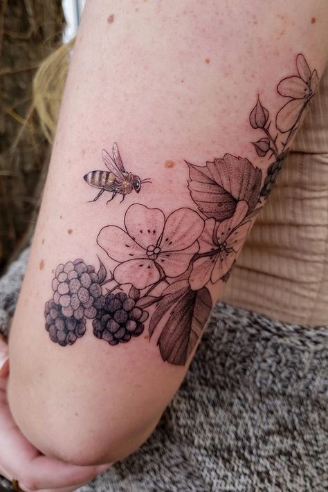 Flower and bee tattoo on the upper arm Echinacea Tattoo, Bee Knee Tattoo, Tattoo Bees, Floral Bee Tattoo, Bee Hive Tattoo, Bee And Flower Tattoo, Tattoos For Ladies, Grandpa Memorial, Rock Tattoos