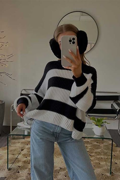 A woman in a stylish striped sweater poses for a selfie, showcasing her fashionable sense of style and confidence. Sweater Poses, Fashion Forward Outfits, Oversized Sweaters, Colorful Accessories, Sweater Fits, Elements Of Style, Chic Look, Oversized Top, Flowy Skirt