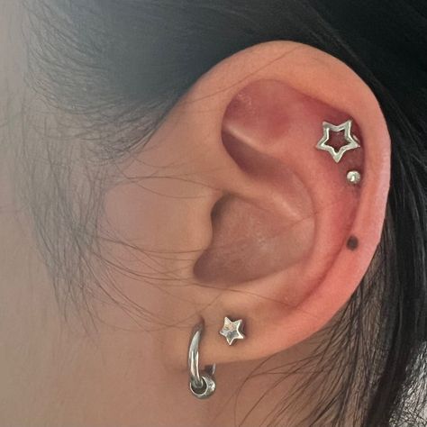 Helix Jewelry Hoop, Second Lobe And Helix Piercing, Silver Double Ear Piercing, Two Lobe Earrings, Different Helix Piercings, Cool Helix Piercing, Earrings For Helix Piercing, Non Piercing Earrings, Emo Piercings Ears