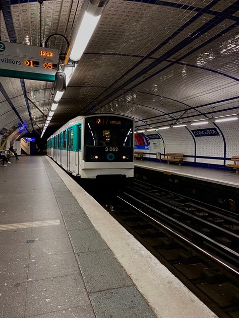 Subway Aesthetic, Paris Subway, Metro Train, Aesthetic Paris, One Point Perspective, Public Transit, Paris Metro, Bullet Train, Point Perspective