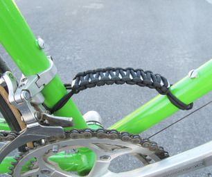 Wow, this is a remarkable idea. Make carrying your bike around easy! This tutorial for a "paracord bike frame handle" is excellent. http://www.instructables.com/id/Paracord-Bike-Frame-Handle/ Paracord Projects Tutorials, Geocache Ideas, Paracord Crafts, Bike Hacks, Appropriate Technology, Bicycle Diy, Green Bike, Paracord Survival, Paracord Projects