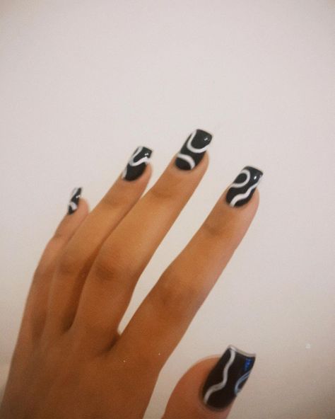 Black And White Aesthetic Nails, Abstract Nails Black, Black And White Swirl Nails, Black And White Abstract Nails, Short Black And White Nails, Megan Nails, Mod Nails, Nail Art Funky, White Nail Art Designs