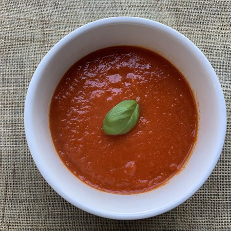 Simple Tomato Soup Healthy Salads Clean Eating, Salad Recipes With Chicken, Simple Tomato Soup, Easy Homemade Tomato Soup, Vegetable Puree Soup, Easy Tomato Soup Recipe, Low Carb Potatoes, Homemade Tomato Soup Recipe, Fresh Tomato Soup