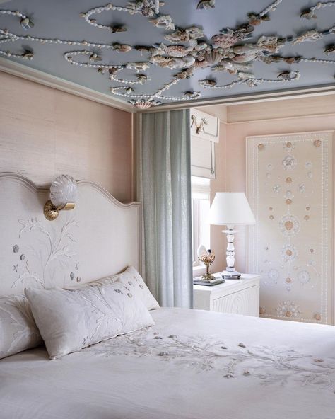 de Gournay (@degournay) • Instagram photos and videos Conch Shells, Palm Beach Regency, Hand Painted Wallpaper, Serene Bedroom, Sea Shell Decor, Shell Decor, Bedroom Terrace, Scallop Shells, Bath Furniture