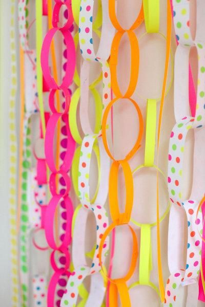 neon paper chains! Disco Theme Parties, 70s Party Theme, 80s Birthday Parties, 90s Theme Party, 80s Theme Party, Hippie Party, Blacklight Party, Neon Birthday, Disco Theme