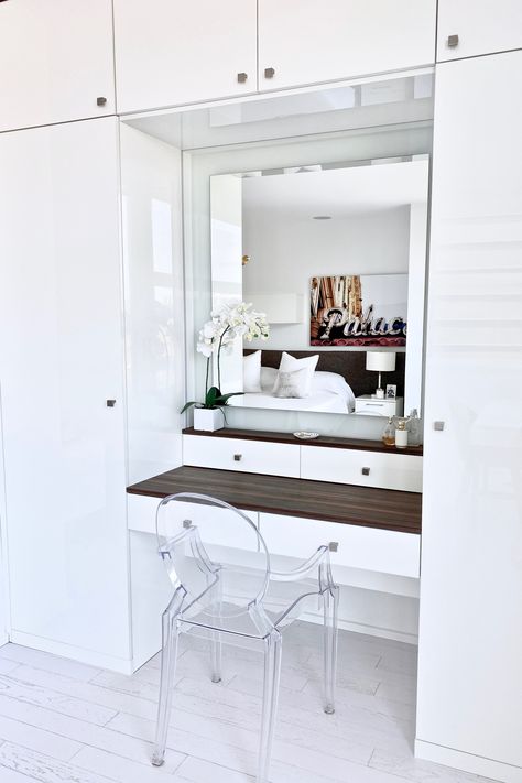 Contemporary and white built in makeup vanity with a backlit mirror, jewelry drawers and cabinets for clothing, bags, and shoes. Built In Makeup Vanity, Makeup Vanity Ideas, Vanity In Bedroom, Built In Vanity, Bedroom Built In Wardrobe, Closet Vanity, Built In Dresser, Mirror Jewelry, Modern Townhouse