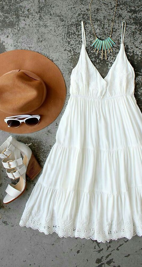 White Flowy Dress, Boho Mode, Mode Inspiration, Spring Summer Outfits, Look Fashion, Passion For Fashion, Spring Summer Fashion, Cute Dresses, Derby