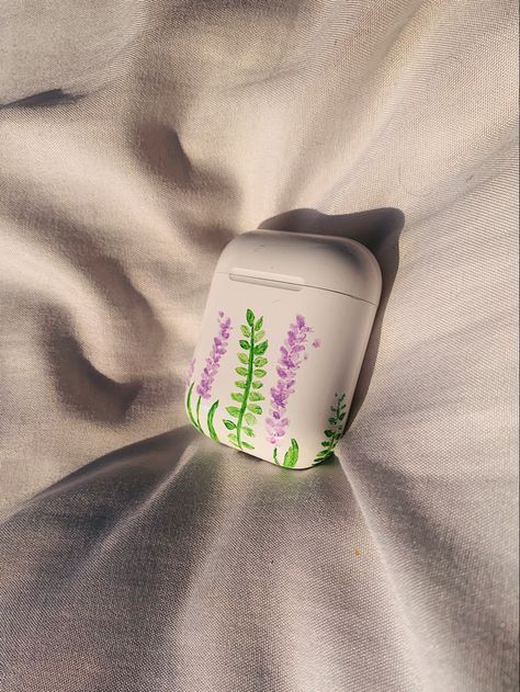 Handpainted Earbud Case Painting, Diy Airpods Case Paint, Phone Charger Painting Ideas Aesthetic, Painted Airpods Case Ideas, Painting On Lighter, Painted Charger Cube Ideas, Diy Airpod Case, Air Pod Case Painting Diy, Airpods Case Painting