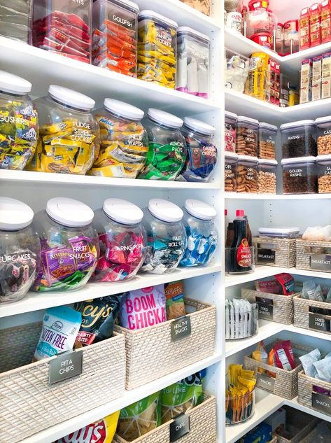 THE Tips: Snack Organization - The Home Edit Inventory Room Organization, Khloe Kardashian House Organization, Pantry Khloe Kardashian, Khloe Kardashian Pantry Organization, Khloe Kardashian Home Decor, Khloe Kardashian Fridge, Cute Pantry Ideas, Kardashians Pantry, Kardashian Organization