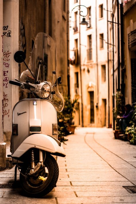 Background Aesthetic Vintage, Vespa Vintage Italy, Italian Scooter, Vintage Vespa, Bike Photography, Vespa Vintage, Vespa Scooters, Background Aesthetic, Fotografi Potret