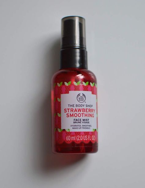 The Body Shop Strawberry Smoothing Face Mist Strawberry Body Spray, Raspberry Body Mist, Strawberry Body Shop, The Body Shop Makeup Products, Strawberry Cosmetics, The Body Shop Strawberry, Face Spray, Strawberry Hair, Face Mist