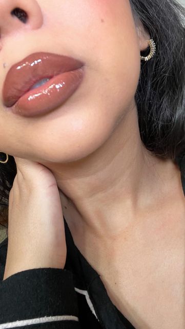 ALEXIA FERNANDEZ on Instagram: "A perfect Valentine’s Day lip combo 💕 @essence_cosmetics in Cinnamon Spice - @makeupforever in Limitless Brown - @morphe2 lip oil in Extra Glaze #lipcombo #morphe2" Lips Combo, Light Skin Makeup, Fall Makeup Trend, Fall Lips, Going Out Makeup, Lip Combos, Swag Makeup, Lip Combo, Dope Makeup