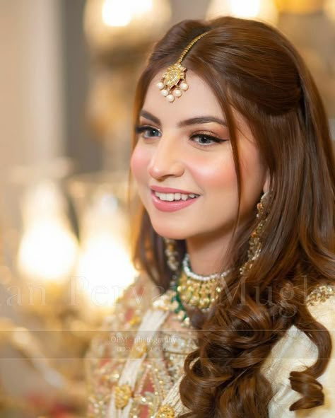 Pakistani Engagement Hairstyles, Pakistani Hair, Pakistani Wedding Hairstyles, Easy And Beautiful Hairstyles, Mehndi Hairstyles, Pakistani Bridal Hairstyles, Hairstyles For Gowns, Hair Style On Saree, Hair Wedding Styles