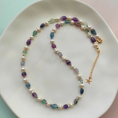 Pearl And Gemstone Necklace, Gold Trinkets, Long Crystal Necklace, Fluorite Necklace, Pearl Necklace Designs, Jewelry Hanger, Beaded Necklace Diy, Gemstone Beaded Necklace, Jewelry Lookbook