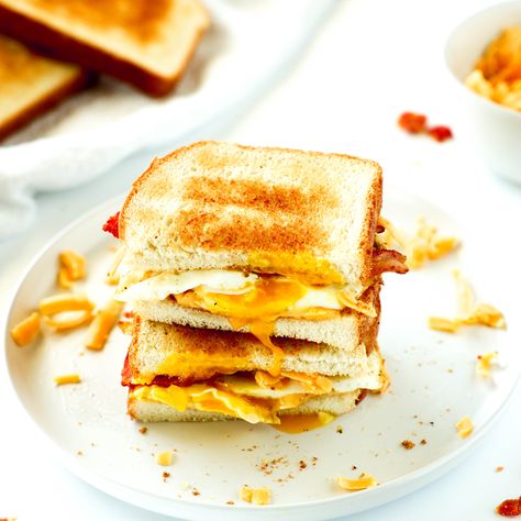 Fried Egg Sandwich Recipe, Wholesome Breakfast Ideas, Frying Recipes, Egg Sandwich Recipe, Fried Egg Sandwich, Egg Sandwich, Egg Sandwiches, Breakfast Idea, American Cheese