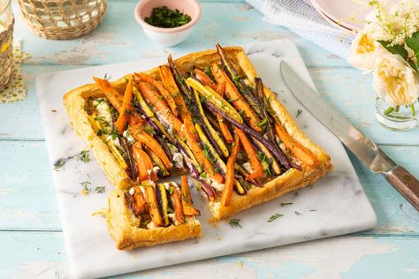 This Carrot Tart Is a Real Showstopper for Spring Partiesthepioneerwoman Carrot Tart, Carrot Cake Recipes, Vegetarian Easter, Easter Brunch Menu, Easter Menu, Sweet Carrot, Best Carrot Cake, Herb Cheese, Tart Recipe