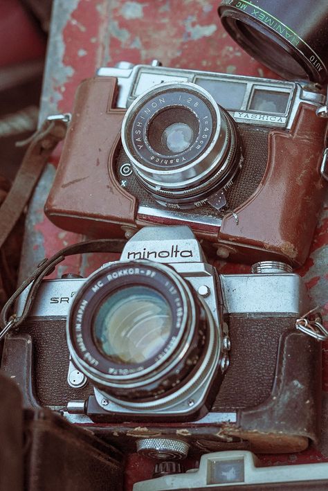 Visit chor bazar mumbai , for more old memoris Old Mumbai Aesthetic, Chor Bazar Mumbai, Old Bombay Aesthetic, Old Mumbai, Bombay Talkies, Chor Bazaar, New Mumbai, Retro Images, Vintage Cameras