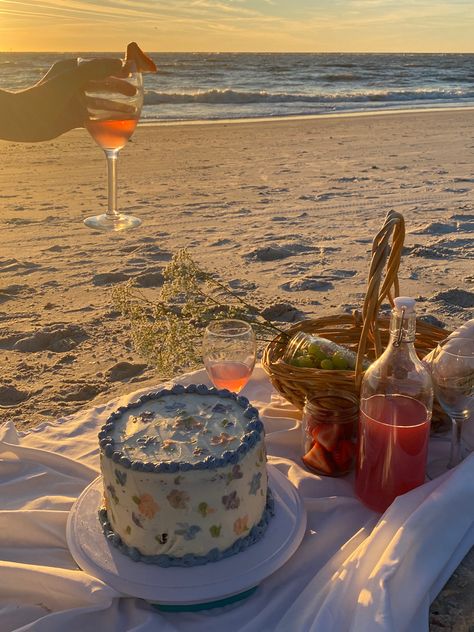 insta: @rachelelizamichael Coastal Birthday, Birthday At The Beach, Picnic Date Food, Picnic Cake, 17th Birthday Ideas, Beach Birthday Party, Picnic Inspiration, Art Surreal, Picnic Birthday