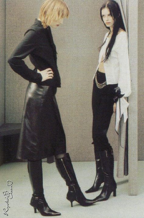 Y2k Pointy Boots, 2000 Office Siren, Pointy Black Boots Outfits, Bottle Green Outfit, Office Siren Aesthetic, Pointy Boots Outfit, 2000s Fashion Fall, Punk Professional, Y2k Boots