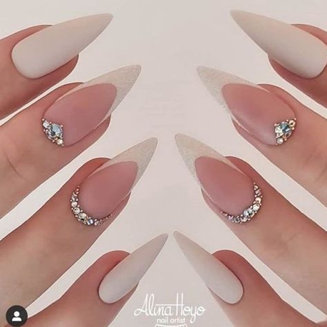 Cute Nail Designs Stilettos, Short Almond Nails With Rhinestones, Nail Jewel Design, White Wedding Nails, Rhinestones Nails, Nails With Rhinestones, Nails Stiletto, Nails Design With Rhinestones, Nail Art Rhinestones