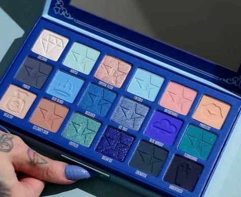 JEFFREE STAR-BLUE BLOOD PALETTE Jeffry Star, Jeffrey Star Cosmetics, Jeffrey Star, Skincare Shop, Makeup Pallets, Old Makeup, Favorite Makeup Products, Star Blue, Eyeshadow Pallets