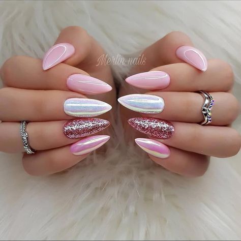 Ongle en gel rose : 40+ id�ées pour un nail art parfait Colorful Classy Nails, Long Almond Nails Designs Classy, Matte Manicure, Almond Designs, Perfect Summer Nails, Trendy Almond Nails, Ombre Design, Almond Nails Designs, Almond Nail